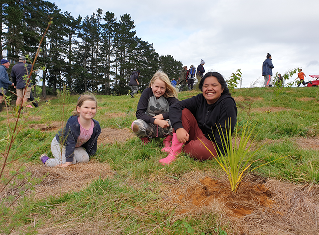 You are currently viewing Waikino students help plant trees at Waikino Domain