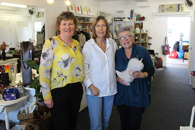 Read more about the article Ngātea op shop opens ‘with a bang’