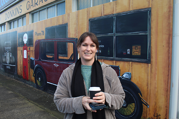 Read more about the article Artist paints eye-catching Thames murals