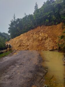 Read more about the article Slip closes road near Kaimarama