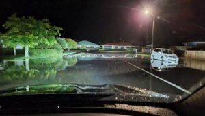 Read more about the article Mayor helps fill sandbags to save Ngatea homes from flooding