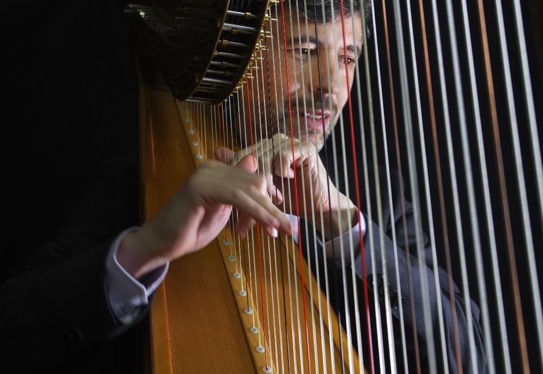 You are currently viewing Canadian harpist to perform