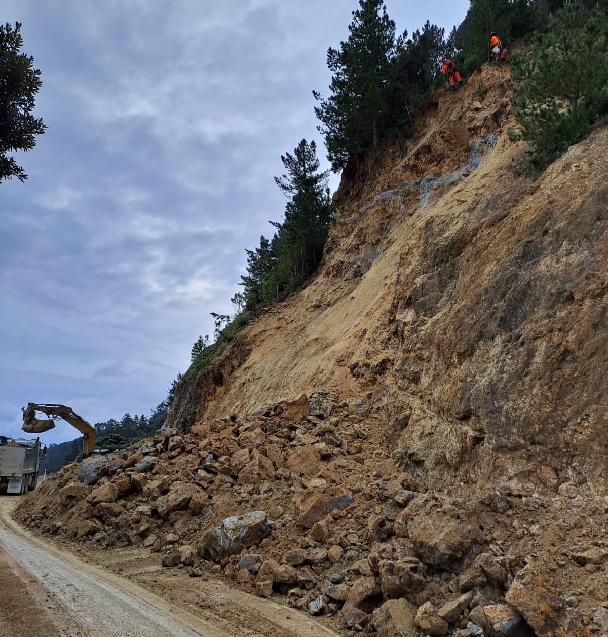 You are currently viewing <strong>Thames Coast Rd slip face ‘unstable’, SH25 to remain closed between Ruamahunga and Waiomu</strong>