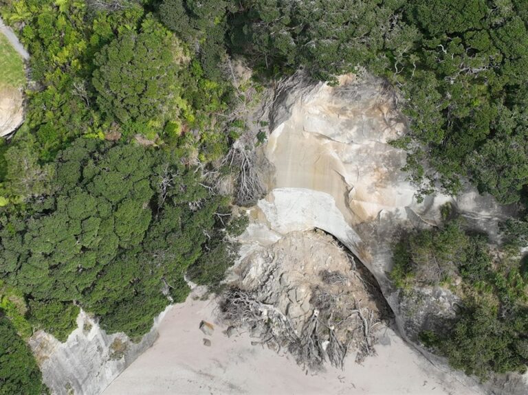 Read more about the article Rangers to be stationed at Coromandel’s Cathedral Cove, toilets to be removed by helicopter