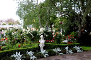 Read more about the article Feature gardens flourish for fundraiser
