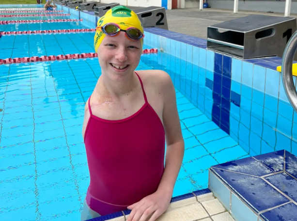 You are currently viewing One-armed swim honours amputee Rylee Sayer