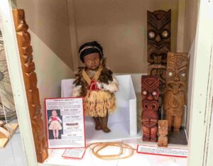 Read more about the article Curators curious about carved curios