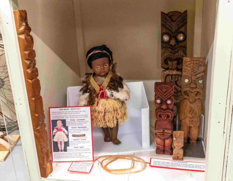 Read more about the article Curators curious about carved curios
