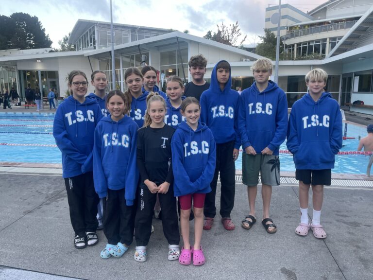 Read more about the article Thames swim stars make a splash
