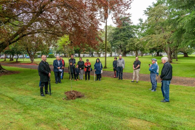 Read more about the article Paeroa 150th marked with tree planting